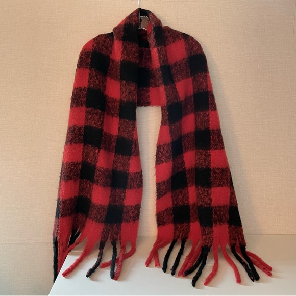 Buffalo Plaid, Cozy, Chunky Fringe Trimmed Ends, Red & Black, Wrap, Lap Blanket - Picture 4 of 7